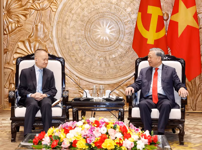 General Secretary of the Communist Party of Vietnam Central Committee To Lam (R) receives Liu Haixing, Member of the Communist Party of China (CPC) Central Committee and head of its International Department, who is on a visit to Vietnam as the special envoy of Party General Secretary and President of China Xi Jinping (Photo: VNA)