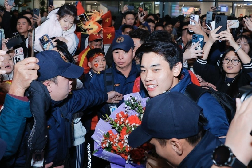 Striker Dinh Bac is embraced by fans. (Photo: VNA)