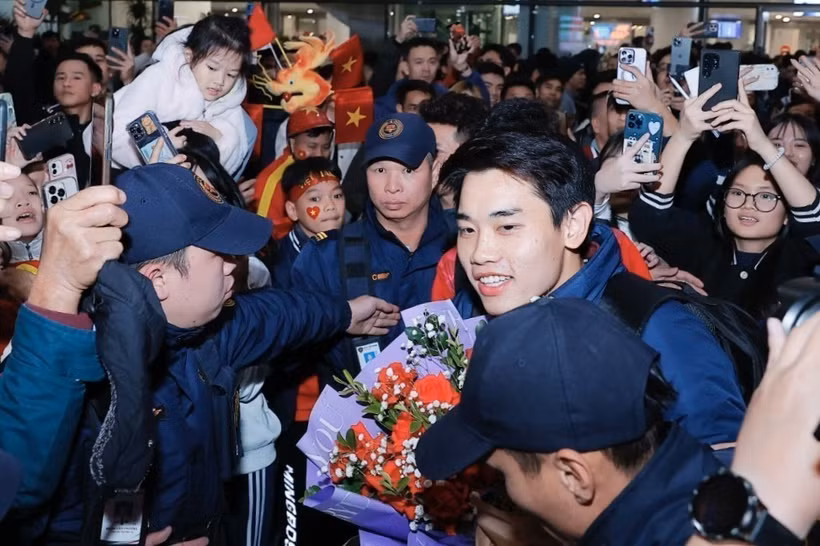 Striker Dinh Bac is embraced by fans. (Photo: VNA)
