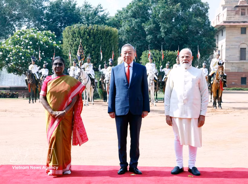 India’s President Droupadi Murmu (L) and Prime Minister Narendra Modi (R) co-chair the official welcome ceremony for General Secretary of the Communist Party of Vietnam Central Committee and State President To Lam (Photo: VNA)