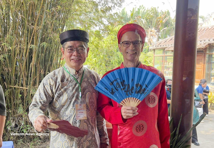 Foreign diplomats wear ao dai (Photo: VNA)