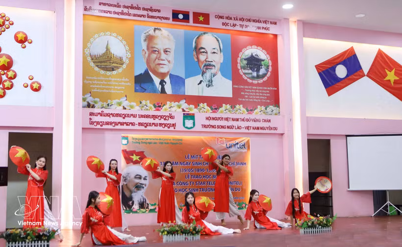 An art performance at the ceremony to commemorate the 136th birth anniversary of President Ho Chi Minh. (Photo: VNA)