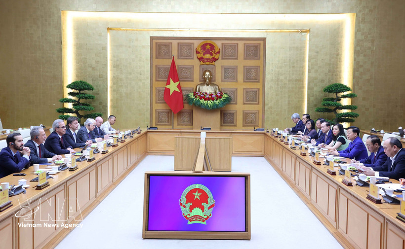 At the meeting between Deputy Prime Minister Tran Hong Ha and the European Commission's inspection delegation. (Photo: VNA)