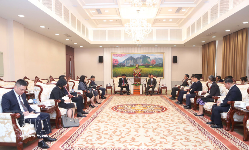At the meeting between Vietnamese Deputy Minister of Foreign Affairs Nguyen Manh Cuong and Vilay Lakhamphong, Politburo member and Standing member of the Lao People's Revolutionary Party Central Committee’s Secretariat. (Photo: VNA)
