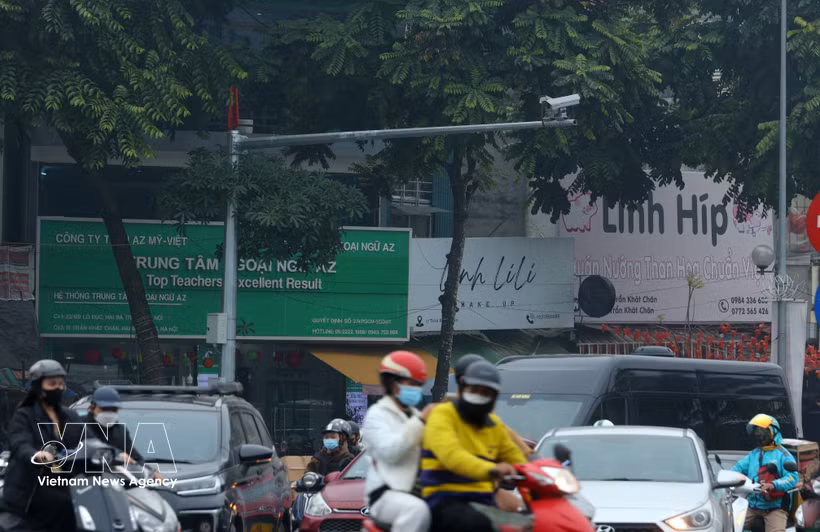 The installation of AI-powered camera systems on city streets are expected to enhance public awareness and compliance with traffic regulations. (Photo: VNA) 