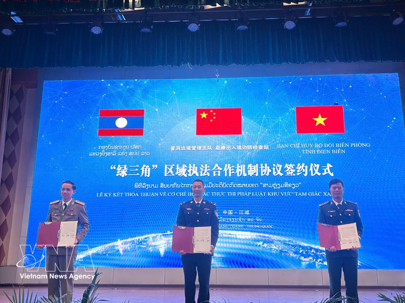 Representatives of Vietnam, China and Laos sign the new trilateral law enforcement cooperation mechanism on March 25. (Photo: VNA)