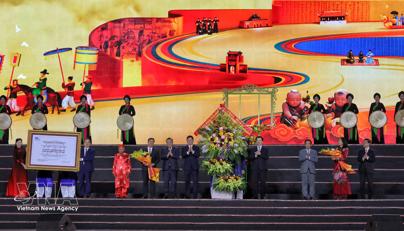 Politburo member, Secretary of the Party Central Committee and Chairman of its Commission for Inspection Tran Sy Thanh; and Deputy Prime Minister Mai Van Chinh congratulate Bac Ninh province. (Photo: VNA)