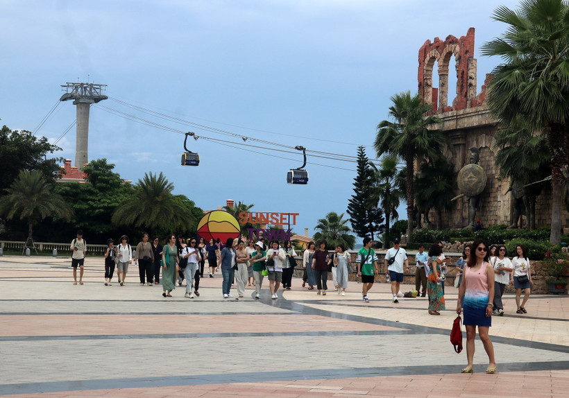 Tourists visit and experience the Hon Thom cable car in Phu Quoc (Photo: VNA)