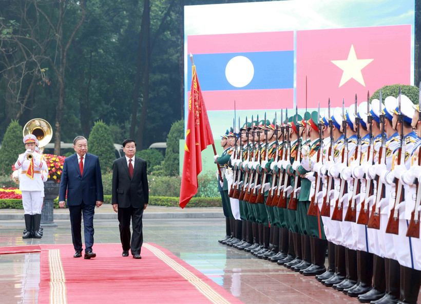 General Secretary of the Communist Party of Vietnam Central Committee To Lam (L) and General Secretary of the Lao People’s Revolutionary Party (LPRP) Central Committee and President of Laos Thongloun Sisoulith review the guard of honour. (Photo: VNA)