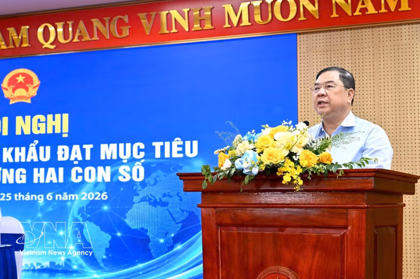 Permanent Deputy Prime Minister Pham Gia Tuc speaks at the conference on promoting exports to meet the double-digit growth target on June 25. (Photo: VNA)