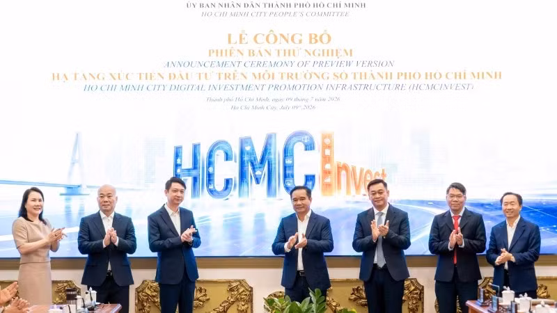 Chairman of the municipal People's Committee Nguyen Van Duoc (C) and delegates at the announcement ceremony of the preview version of HCMCInvest. (Photo: nhandan.vn)