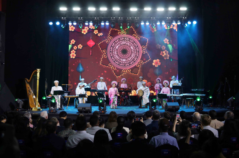 An art performance at the cultural exchange event (Photo: VNA)