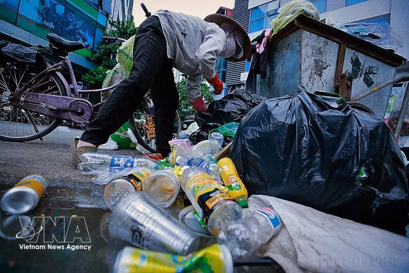 Plastic waste poses a growing challenge to communities and societies around the world, including Vietnam. (Illustrative photo: VNA)