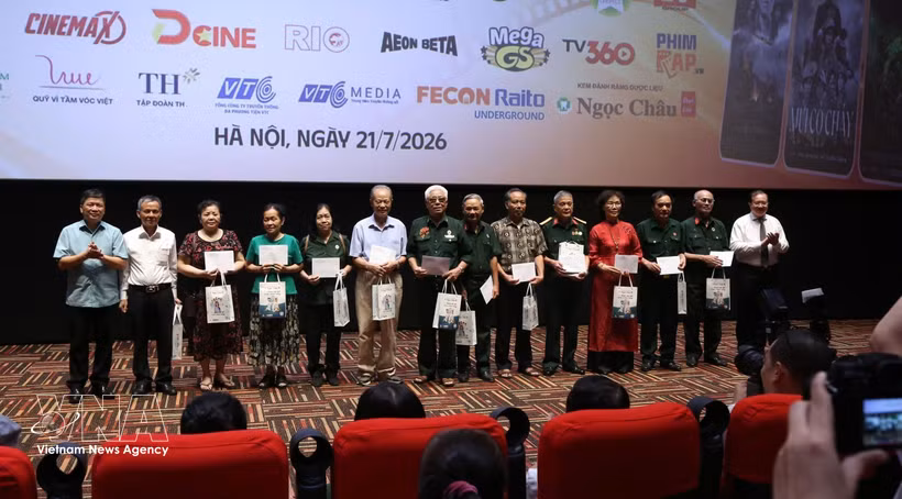 Organisers present gifts to families of martyrs, invalids, revolution contributors and other policy beneficiary families in recognition of their service and sacrifices. (Photo: VNA)