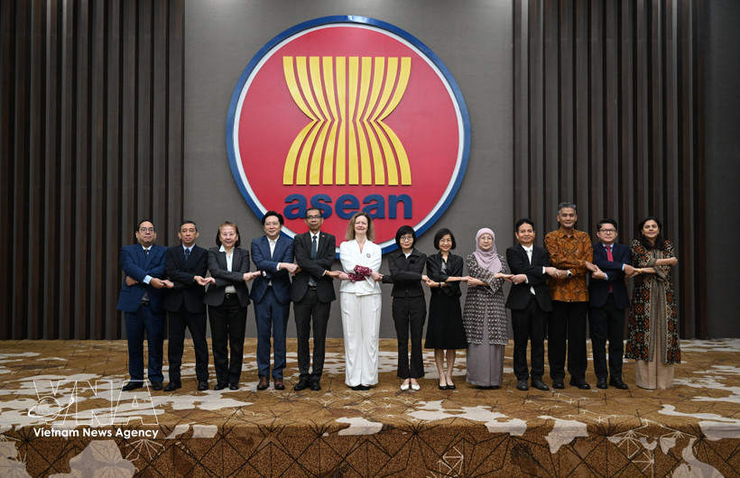 Delegates attend the 5th meeting of the ASEAN–UK Joint Cooperation Committee. (Photo: VNA)