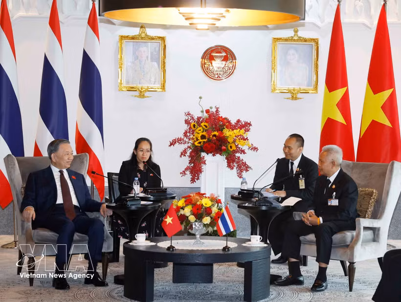 General Secretary of the Communist Party of Vietnam Central Committee and State President To Lam (L) meét with President of the Thai National Assembly and Speaker of the House of Representatives Sophon Saram on May 28. (Photo: VNA)