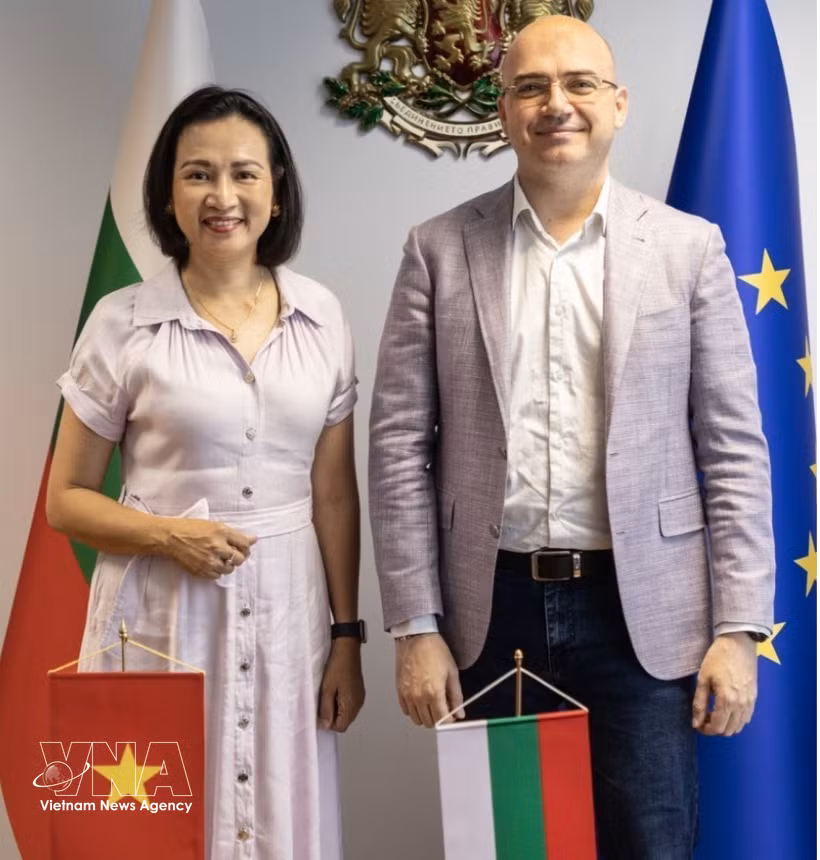 Vietnamese Ambassador to Bulgaria Nguyen Thi Minh Nguyet (L) and Bulgarian Minister of Tourism Ilin Dimitrov. (Photo: VNA)