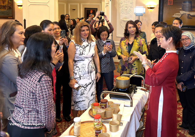 Chef Anna Le (in red dress) shares techniques and secrets for preparing Vietnamese vegetarian dishes using simple yet flavourful ingredients (Photo: VNA)