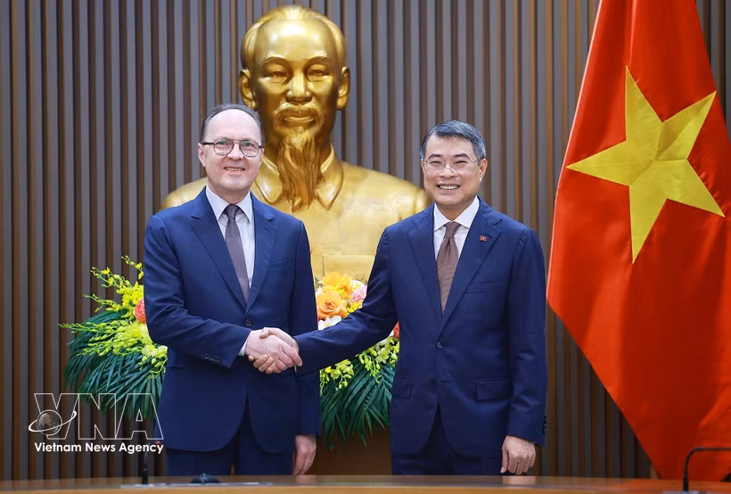 Prime Minister Le Minh Hung (R) receives Russian Ambassador to Vietnam Gennady Bezdetko (Photo: VNA)