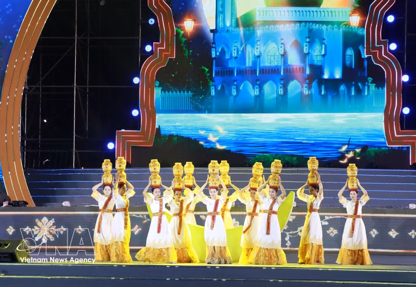 An art performance at the closing ceremony of the sixth Cham Ethnic Culture Festival. (Photo: VNA)