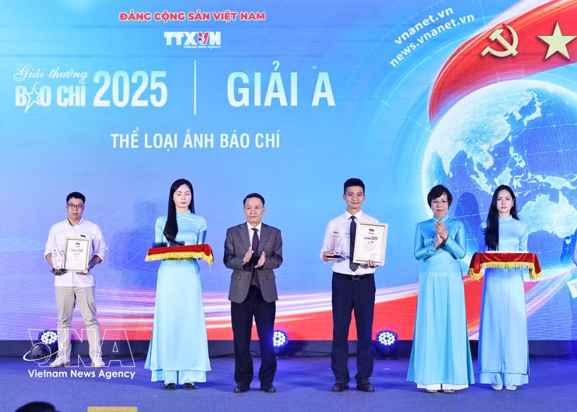 VNA General Director Vu Viet Trang (second from right) and Permanent Vice Chairman of the Vietnam Journalists Association Nguyen Duc Loi (fourth from right) present the A Prize to the winners. (Photo: VNA) 