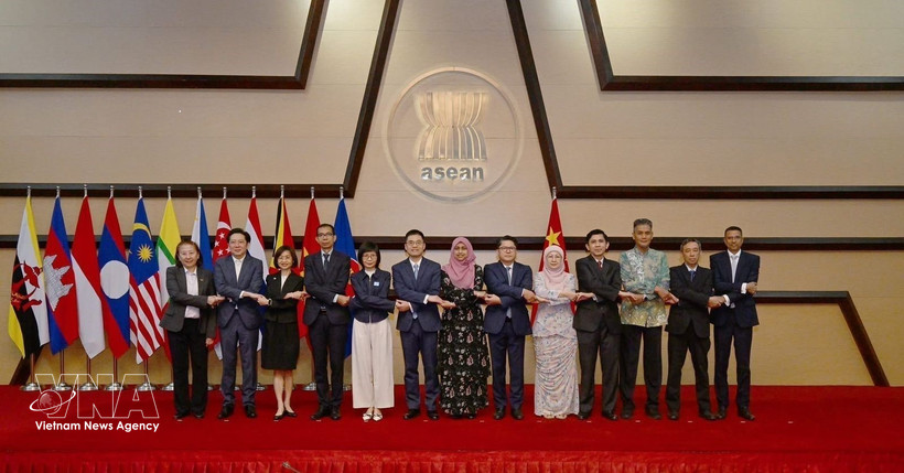 Delegates to the 27th meeting of the ASEAN – China Joint Cooperation Committee pose for a photo. (Photo: VNA)
