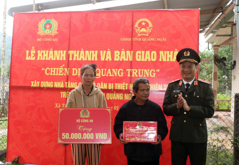 In addition to the newly built house under the Quang Trung Campaign, the family of Dinh Van Quan in Go Ro hamlet, Tay Tra commune, Quang Ngai province receives numerous gifts upon moving into their new home. (Photo: VNA) 