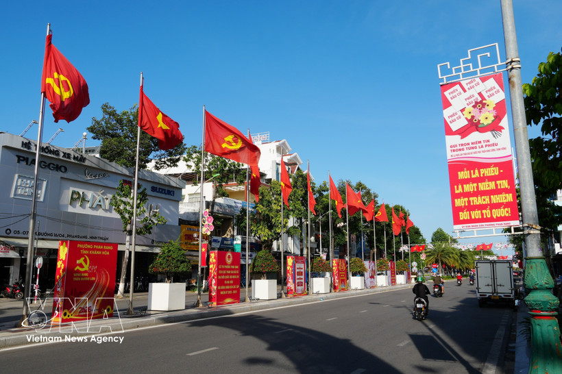 Flags and banners promoting the election of deputies to the 16th National Assembly and People’s Councils at all levels for the 2026–2031 term in Phan Rang ward, Khanh Hoa province. (Photo: VNA) 