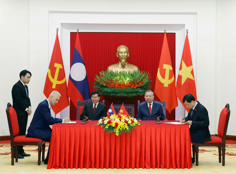 General Secretary of the Communist Party of Vietnam (CPV) Central Committee To Lam (second from right) and General Secretary of the Lao People’s Revolutionary Party (LPRP) Central Committee and President of Laos Thongloun Sisoulith witness the signing of cooperation documents between the two countries (Photo: VNA)