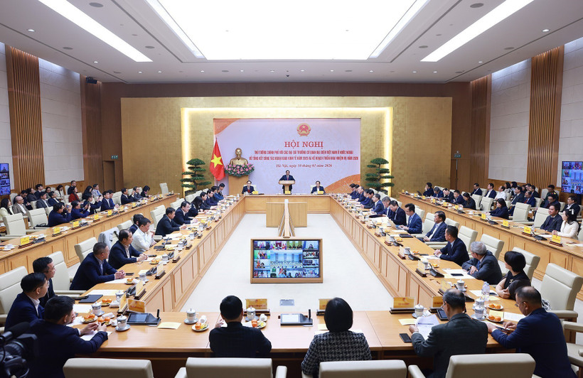 Prime Minister Pham Minh Chinh chairs an online conference to review economic diplomacy in 2025 and outline tasks for 2026 on January 10. (Photo: VNA)