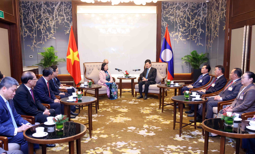 At the meeting between Politburo member and President of the Vietnam Fatherland Front (VFF) Central Committee Bui Thi Minh Hoai (L) and General Secretary of the Lao People’s Revolutionary Party (LPRP) Central Committee and President of Laos Thongloun Sisoulith (Photo: VNA)
