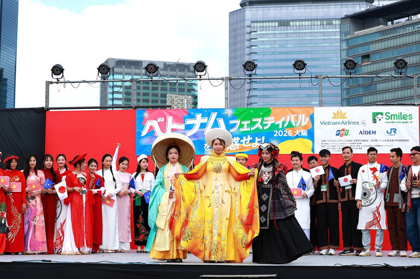 Ao dai (traditional long dress) and other traditional Vietnamese attire showcased at the Vietnam Festival 2026 in Osaka (Photo: VNA)