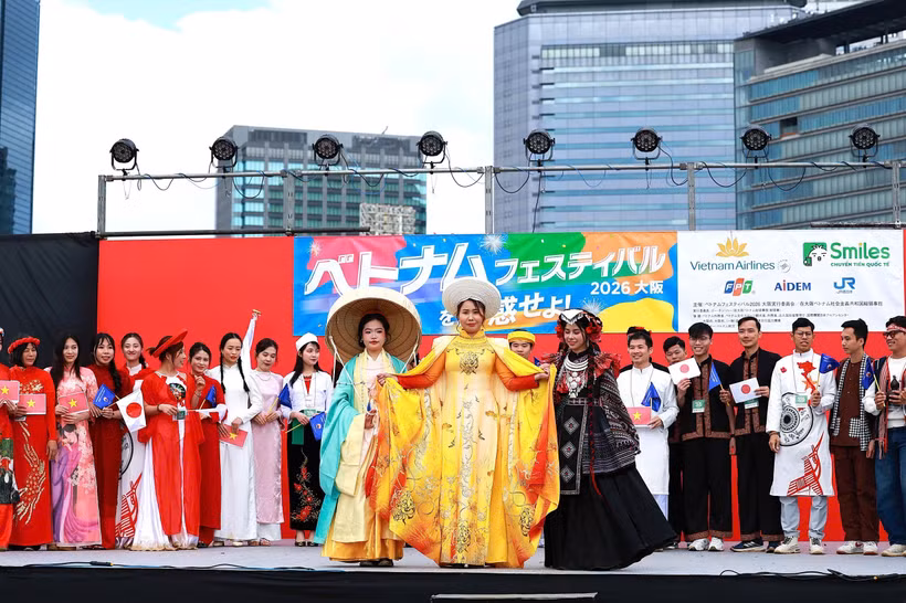 Ao dai (traditional long dress) and other traditional Vietnamese attire showcased at the Vietnam Festival 2026 in Osaka (Photo: VNA)