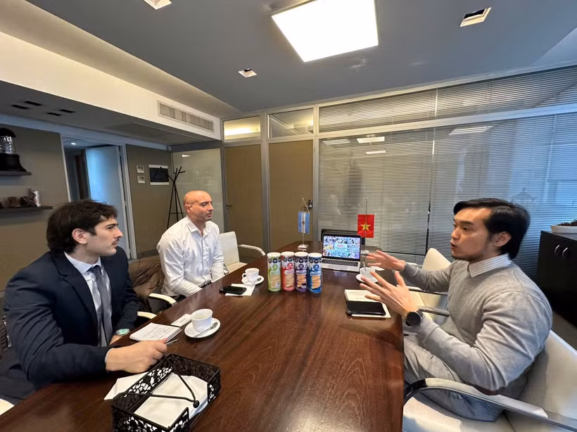 At the working session between representatives of the Vietnam Trade Office in Argentina and CMA Paraguay. (Photo: Vietnamese Ministry of Industry and Trade)