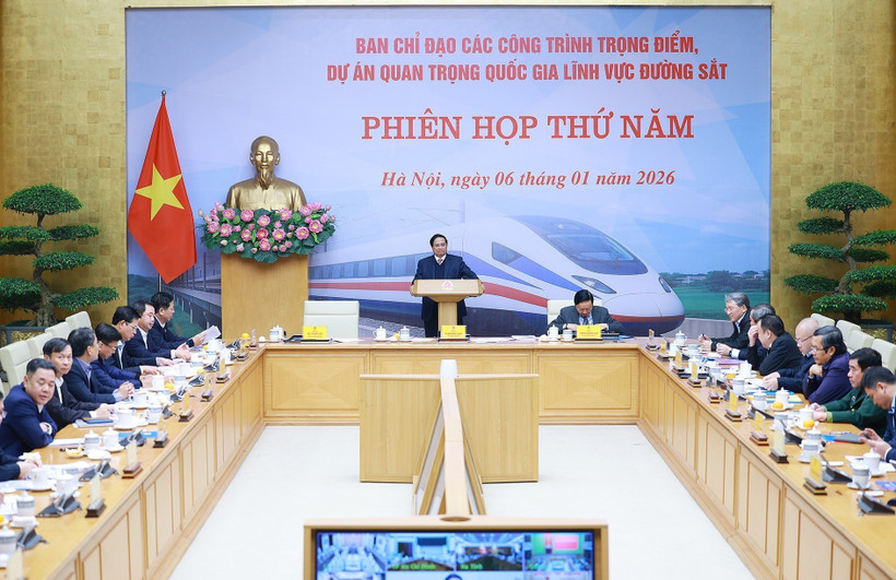 Prime Minister Pham Minh Chinh chairs the fifth meeting of the steering committee for key national railway projects. (Photo: VNA)