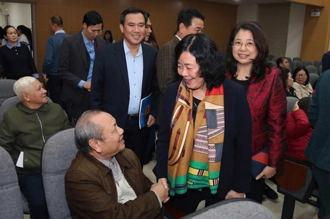 Politburo member, Secretary of the Party Central Committee, President of the VFF Central Committee Bui Thi Minh Hoai talks with voters attending the conference. (Photo: laodong.vn)