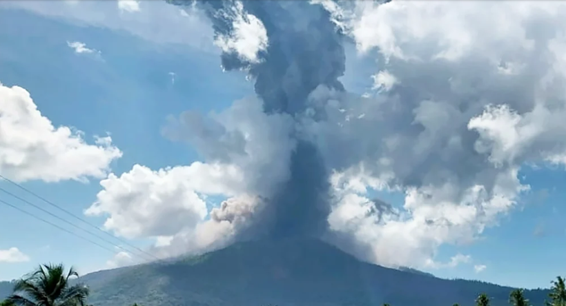 Mount Lewotobi Laki-laki erupts in October 2025. (File photo: AP)