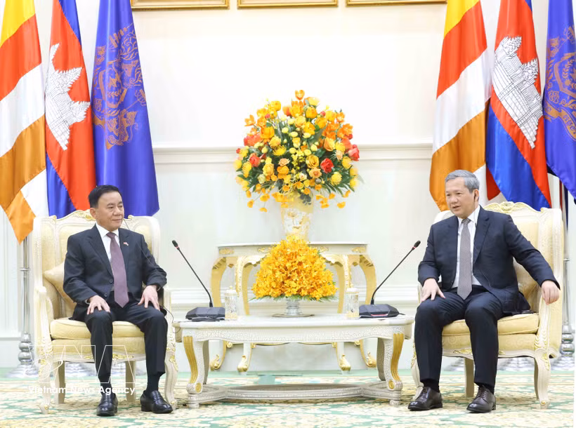 At the meeting between Cambodian Prime Minister Hun Manet (R) and Politburo member and Permanent member of the Communist Party of Vietnam Central Committee’s Secretariat Tran Cam Tu (Photo: VNA)