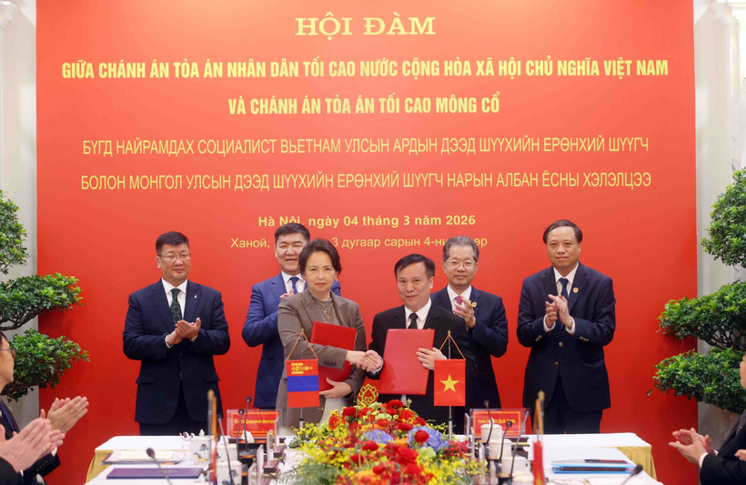 The Vietnam Court Academy and the Judicial Training, Research and Information Academy under the Supreme Court of Mongolia sign an MoU on March 4. (Photo: VNA)