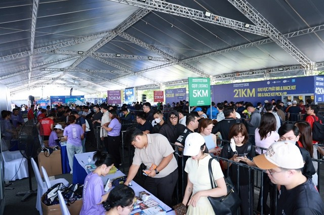 Runners take their race kit of the fourth VnExpress Marathon Ho Chi Minh City Midnight 2026 which will be held on March 22. (Photo courtesy of VnExpress)