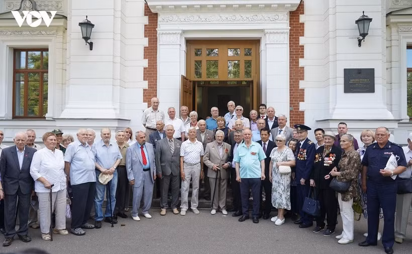 Russian military experts who provid support for Vietnam during wartime pose for a photo at the get-together. (Photo: Voice of Vietnam)