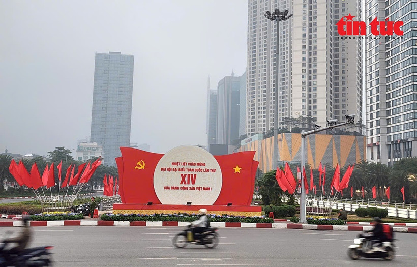 The intersection of Ring Road 3 and Tran Duy Hung Street (Hanoi) has taken on a new look in celebration of the 14th National Party Congress. (Photo: VNA)