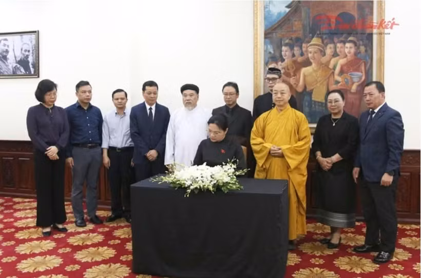 VFF Central Committee's Vice President and Secretary-General Ha Thi Nga signs the condolence book for Lao National Assembly President Xaysomphone Phomvihane. (Photo: daidoanket.vn) 