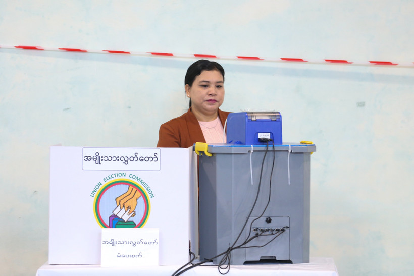A voter casts her ballot in the general election at a polling station in Yangon, Myanmar. (Photo: Xinhua/VNA) 