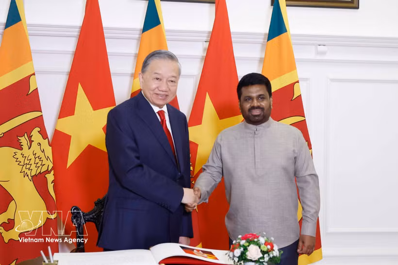 General Secretary of the Communist Party of Vietnam Central Committee and State President To Lam (L) and Sri Lankan President Anura Kumara Dissanayake after signing the guest book. (Photo: VNA) 