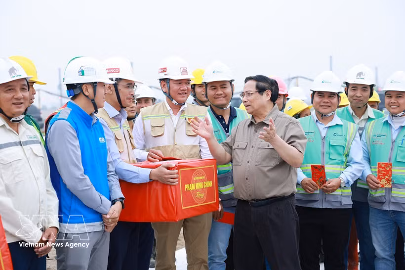 Prime Minister Pham Minh Chinh encourages workers at Gia Binh International Airport construction site (Photo: VNA)