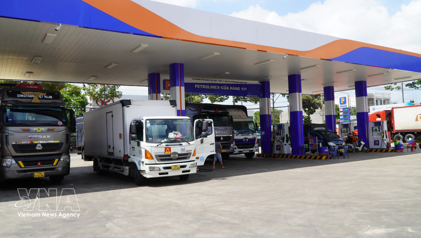 Container trucks purchase fuel at Petrolimex Station No. 111 in My Tho commune, Dong Thap province. (Photo: VNA) 