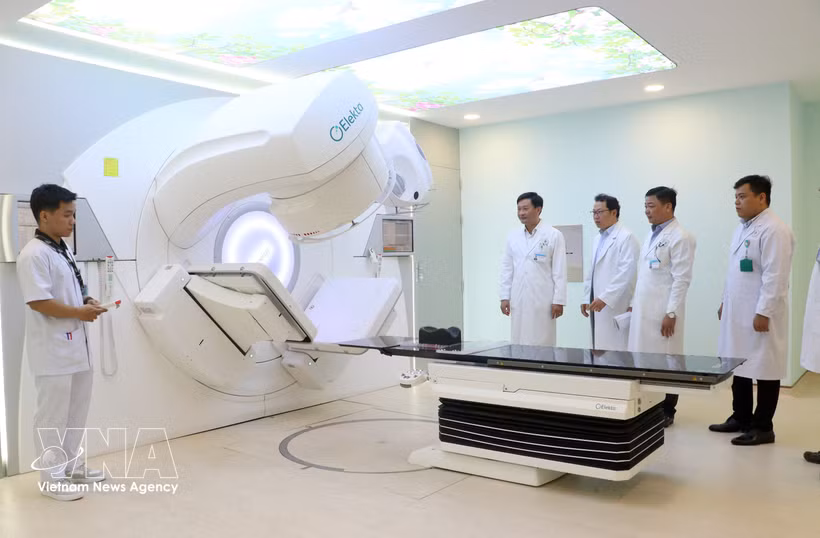 Doctors from Cho Ray Hospital and Vinh Long General Hospital examine the trial operation of a linear accelerator-based radiotherapy system for cancer treatment. Atomic energy has been widely applied in the healthcare sector, primarily through nuclear medicine and radiotherapy. (Photo: VNA) 