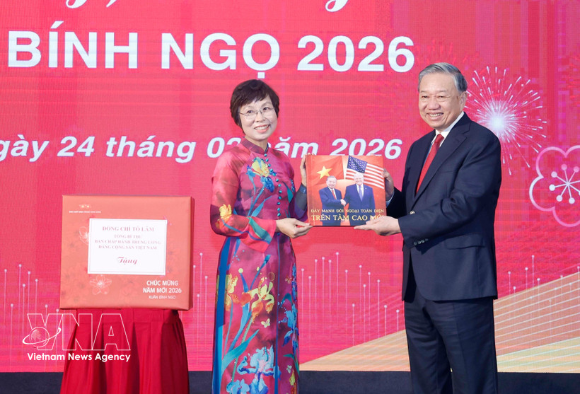 VNA General Director Vu Viet Trang (L) presents a photo book to Party General Secretary To Lam. (Photo: VNA)