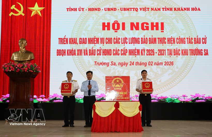 Leader of the Truong Sa special zone hands over ballot boxes to forces tasked with organising the election of deputies to the 16th National Assembly and People’s Councils at all levels for the 2026–2031 term on February 24. (Photo: VNA) 